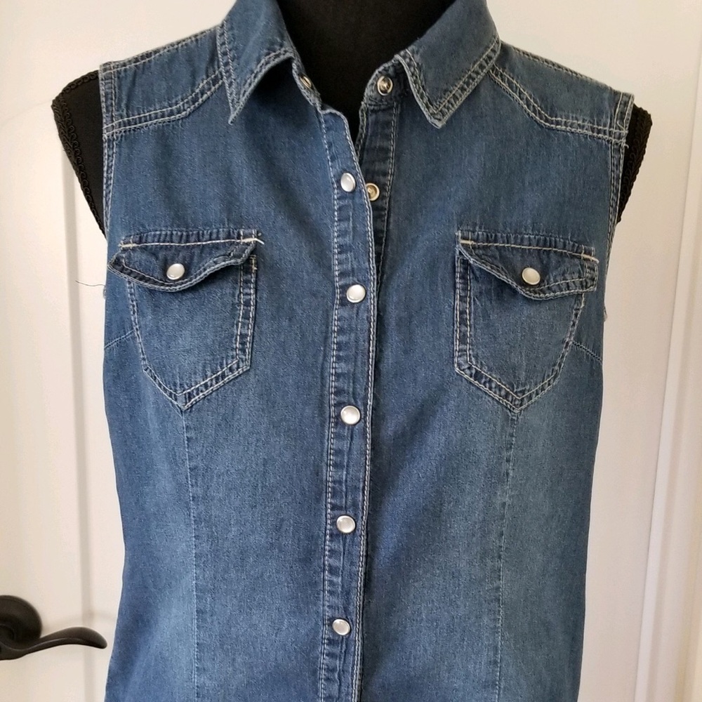 Sleeveless Denim Snap shirt